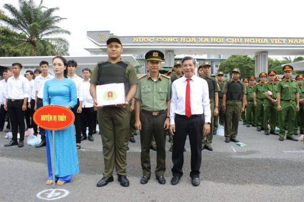 Cần Thơ- Hậu Giang ra mắt Lực lượng tham gia bảo vệ a ninh trật tự ở cơ sở. -0