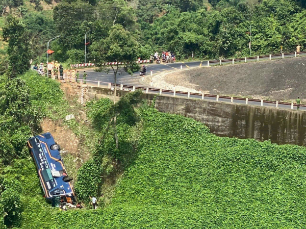 Đắk Nông: Xe khách chở gần 50 khách du lịch lao xuống vực, 4 người bị thương -0