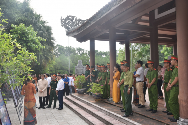 Triển lãm chuyên đề “77 năm - Trọn vẹn nghĩa tình” -0