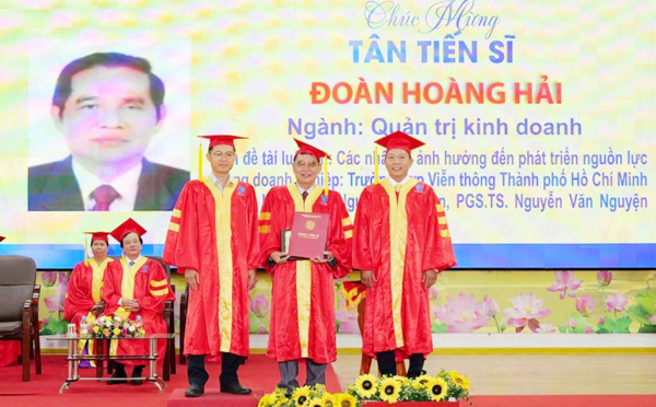 Thương binh lấy bằng tiến sĩ ở tuổi 73