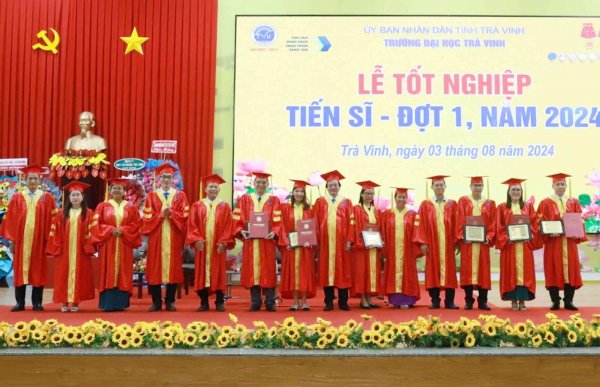 Thương binh lấy bằng tiến sĩ ở tuổi 73