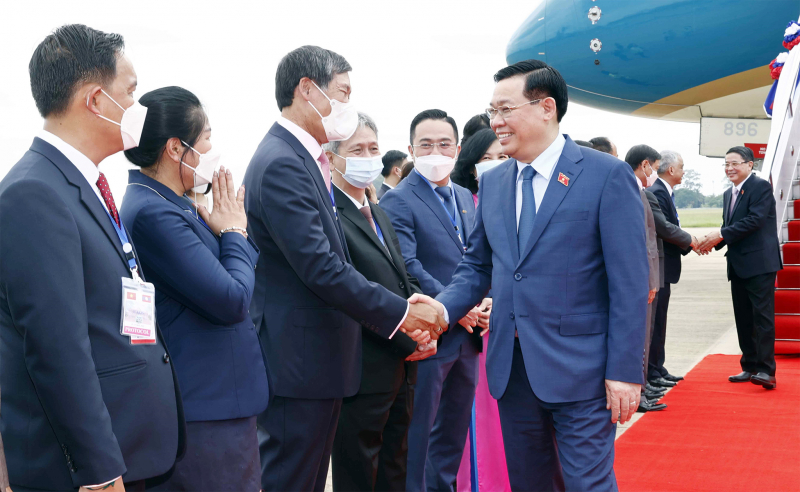 Chủ tịch Quốc hội Vương Đình Huệ đến Thủ đô Vientiane, bắt đầu chuyến thăm chính thức CHDCND Lào -0