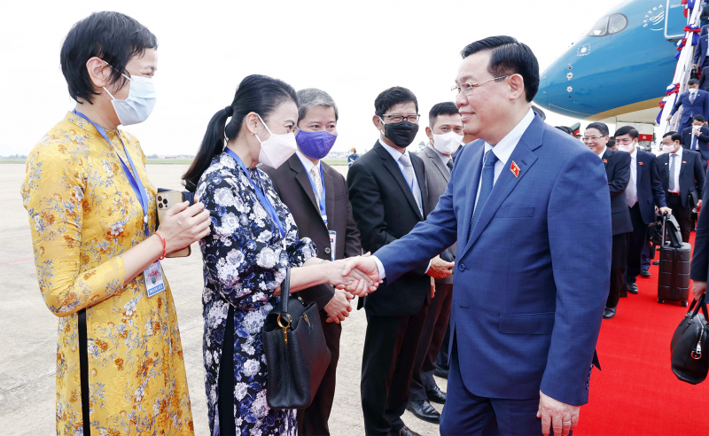 Chủ tịch Quốc hội Vương Đình Huệ đến Thủ đô Vientiane, bắt đầu chuyến thăm chính thức CHDCND Lào -2