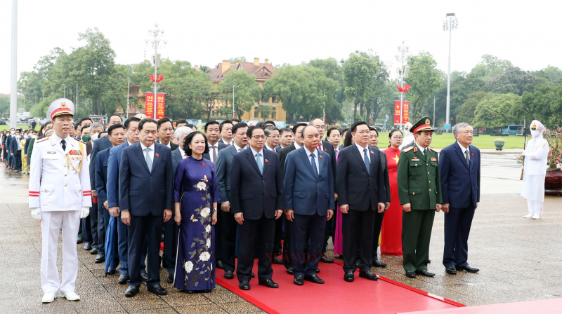Lãnh đạo Đảng, Nhà nước và các đại biểu Quốc hội vào Lăng viếng Chủ tịch Hồ Chí Minh -0