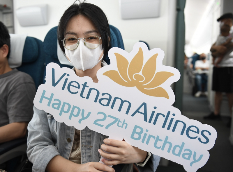 Vietnam Airline dành tặng món quà đặc biệt cho hành khách nhân kỷ niệm 27 năm thành lập -0
