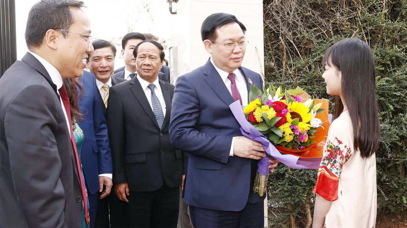 Chủ tịch Quốc hội Vương Đình Huệ thăm Đại sứ quán và gặp gỡ cộng đồng người Việt Nam tại Anh -9