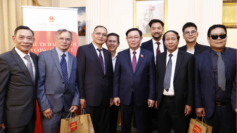 Chủ tịch Quốc hội Vương Đình Huệ thăm Đại sứ quán và gặp gỡ cộng đồng người Việt Nam tại Anh -0