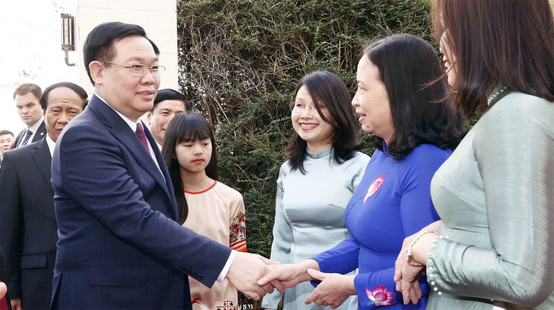 Chủ tịch Quốc hội Vương Đình Huệ thăm Đại sứ quán và gặp gỡ cộng đồng người Việt Nam tại Anh -1