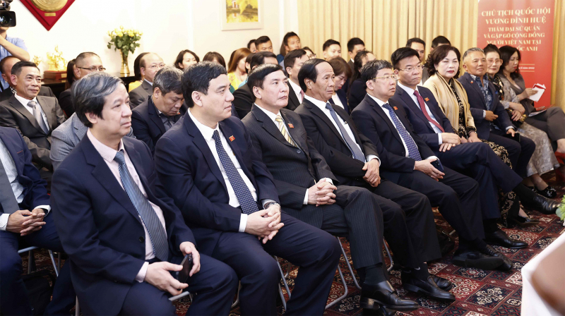 Chủ tịch Quốc hội Vương Đình Huệ thăm Đại sứ quán và gặp gỡ cộng đồng người Việt Nam tại Anh -4