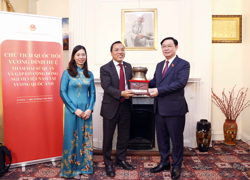 Chủ tịch Quốc hội Vương Đình Huệ thăm Đại sứ quán và gặp gỡ cộng đồng người Việt Nam tại Anh -6