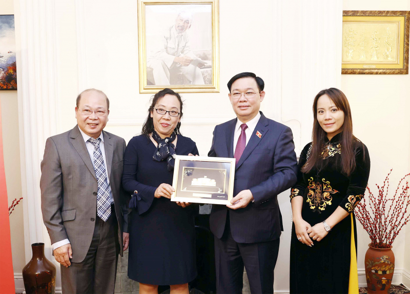 Chủ tịch Quốc hội Vương Đình Huệ thăm Đại sứ quán và gặp gỡ cộng đồng người Việt Nam tại Anh -8