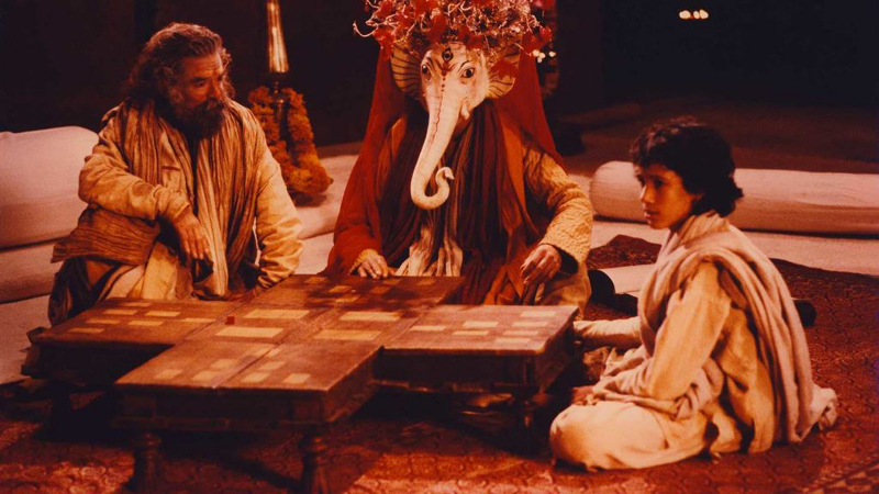 Cảnh trong phim của Peter Brook: hiền triết Vyasa kể sử thi cho Ganesha chép. Sử thi sẽ được trao lại cho chú bé thế hệ sau