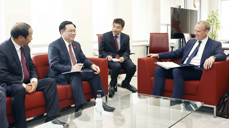 Chủ tịch Quốc hội Vương Đình Huệ gặp Phó Thủ tướng - Bộ trưởng Bộ Tư pháp Anh -0