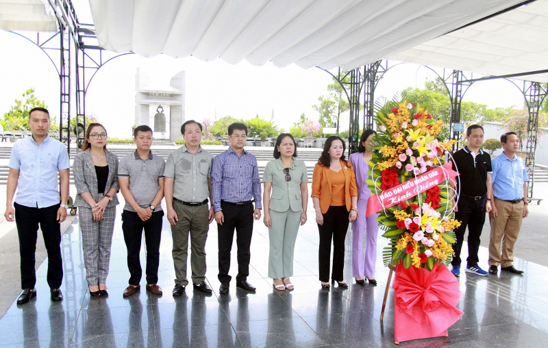 Đoàn công tác Báo Đại biểu Nhân dân dâng hương tri ân các anh hùng Liệt sĩ tại Quảng Trị -0