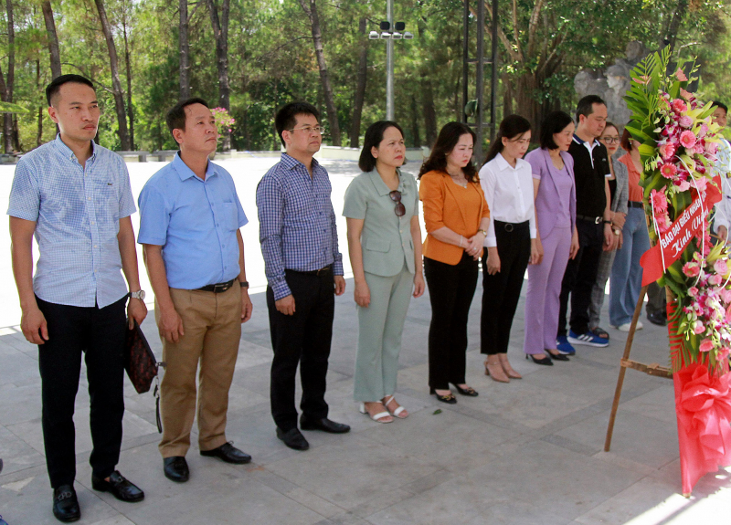 Đoàn công tác Báo Đại biểu Nhân dân dâng hương tri ân các anh hùng Liệt sĩ tại Quảng Trị -0