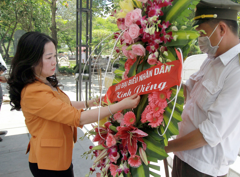 Đoàn công tác Báo Đại biểu Nhân dân dâng hương tri ân các anh hùng Liệt sĩ tại Quảng Trị
