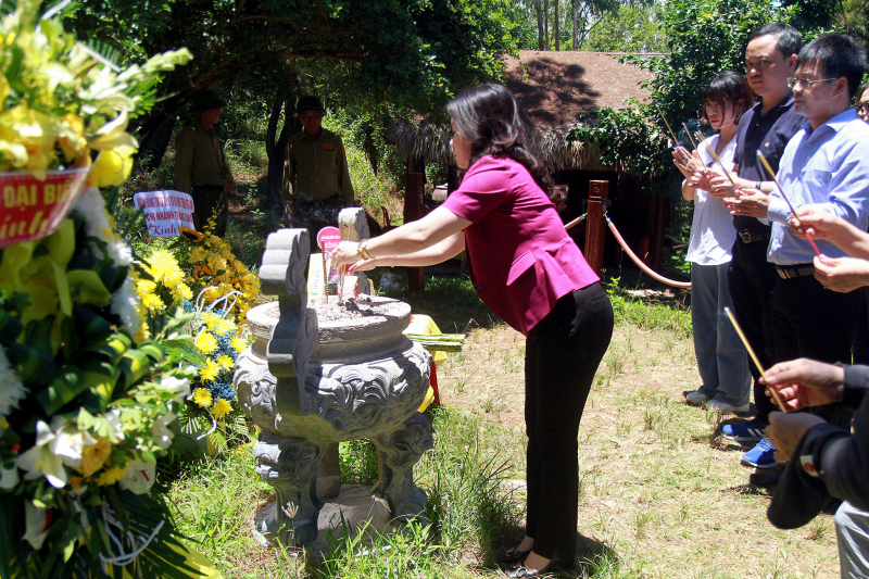 Báo Đại biểu Nhân dân dâng hương tri ân các anh hùng Liệt sĩ tại Quảng Bình, Hà Tĩnh, Nghệ An