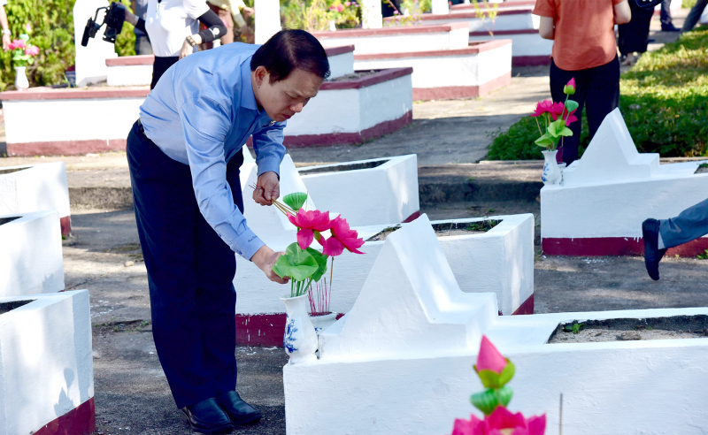 Chủ tịch Quốc hội Vương Đình Huệ dâng hương tưởng niệm anh hùng liệt sỹ tại Quảng Ngãi -2