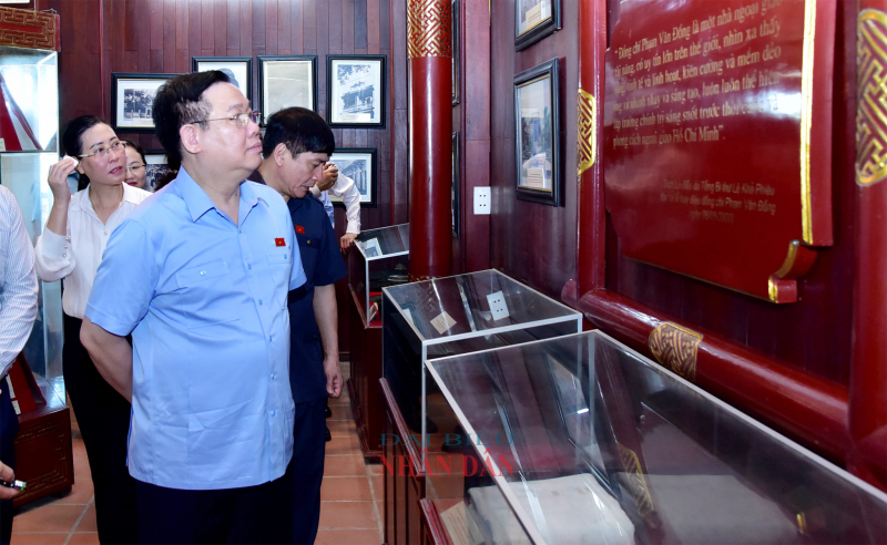 Chủ tịch Quốc hội Vương Đình Huệ dâng hương tưởng niệm anh hùng liệt sỹ tại Quảng Ngãi -3