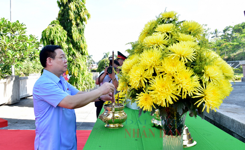 Chủ tịch Quốc hội Vương Đình Huệ dâng hương tưởng niệm anh hùng liệt sỹ tại Quảng Ngãi -9