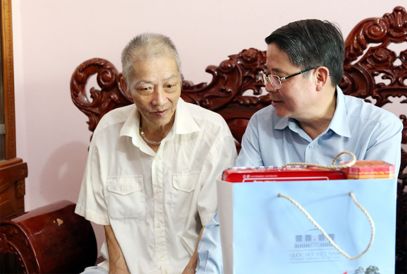 Phó Chủ tịch Quốc hội Nguyễn Đức Hải thăm, tặng quà người có công, cán bộ, chiến sĩ tại huyện đảo Cô Tô, Quảng Ninh -1
