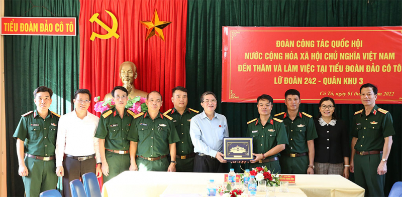 Phó Chủ tịch Quốc hội Nguyễn Đức Hải thăm, tặng quà người có công, cán bộ, chiến sĩ tại huyện đảo Cô Tô, Quảng Ninh -2