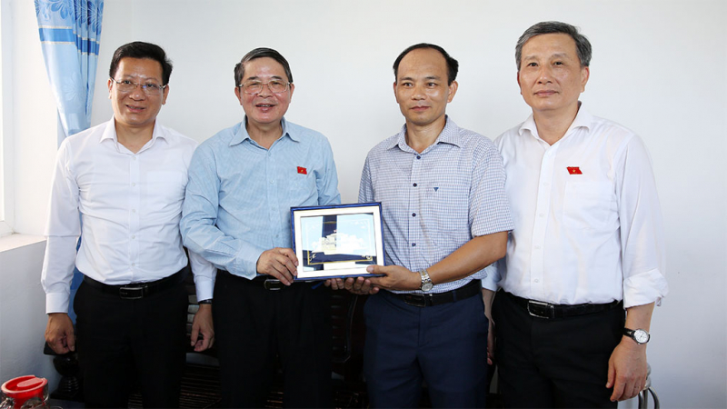 Phó Chủ tịch Quốc hội Nguyễn Đức Hải thăm, tặng quà người có công, cán bộ, chiến sĩ tại huyện đảo Cô Tô, Quảng Ninh -3
