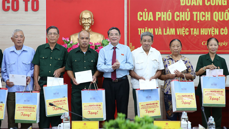 Phó Chủ tịch Quốc hội Nguyễn Đức Hải thăm, tặng quà người có công, cán bộ, chiến sĩ tại huyện đảo Cô Tô, Quảng Ninh -4