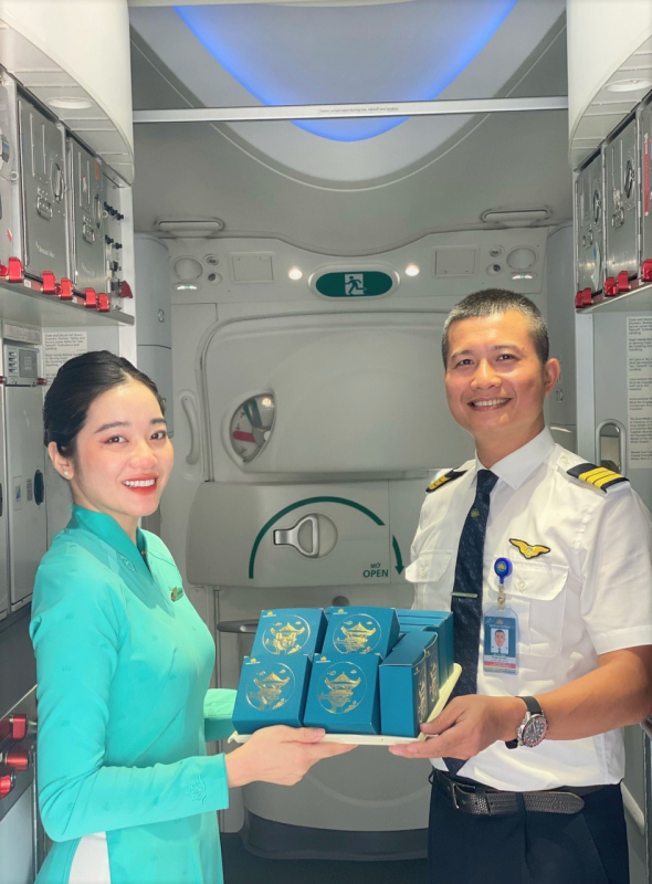 Hành khách bất ngờ nhận quà Trung thu sớm từ Vietnam Airlines -0
