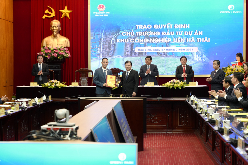 Nguyên Phó Thủ tướng Trịnh Đình Dũng trao giấy chứng nhận đầu tư cho TGĐ Green i- Park vào khu Liên Hà Thái