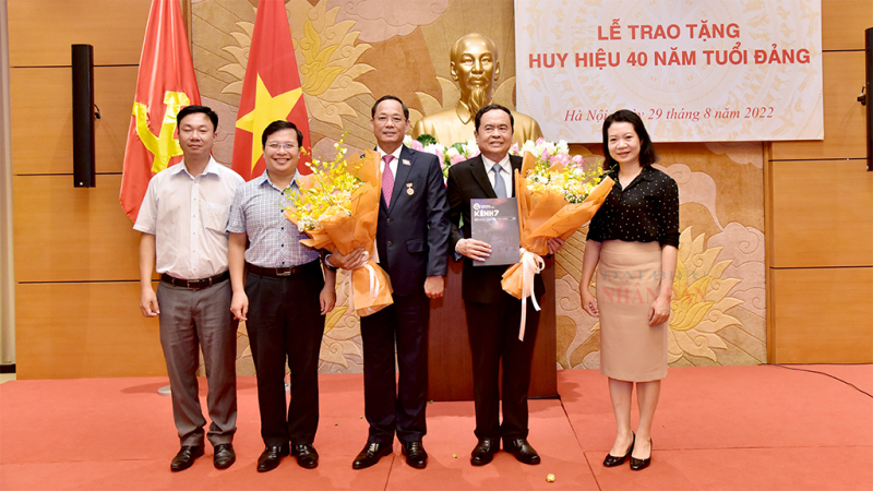 Chủ tịch Quốc hội Vương Đình Huệ trao Huy hiệu 40 năm tuổi Đảng tặng Phó Chủ tịch Thường trực Quốc hội Trần Thanh Mẫn và Phó Chủ tịch Quốc hội, Thượng tướng Trần Quang Phương -8