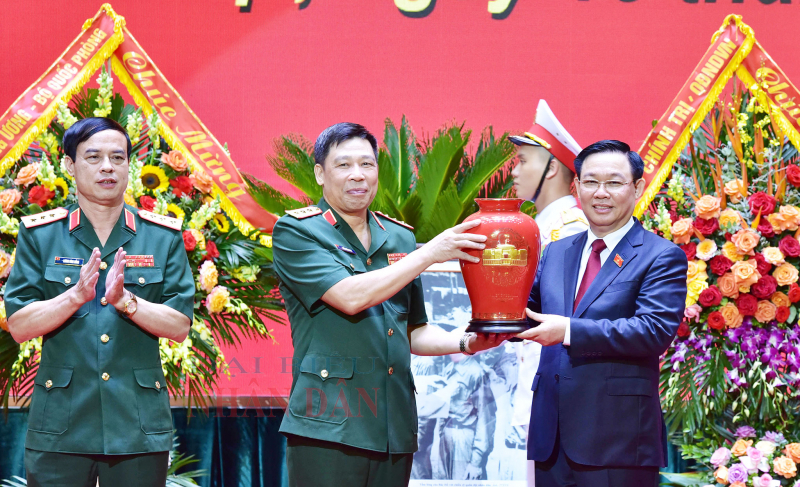 Chủ tịch Quốc hội Vương Đình Huệ dự Lễ khai giảng năm học của Học viện Quốc phòng -0