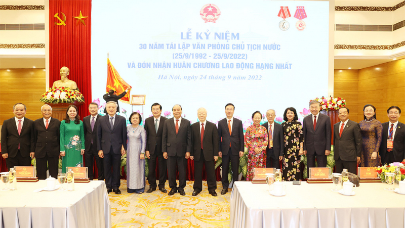 Tổng Bí thư Nguyễn Phú Trọng, Chủ tịch Nước Nguyễn Xuân Phúc dự Lễ kỷ niệm 30 năm tái lập Văn phòng Chủ tịch Nước -4