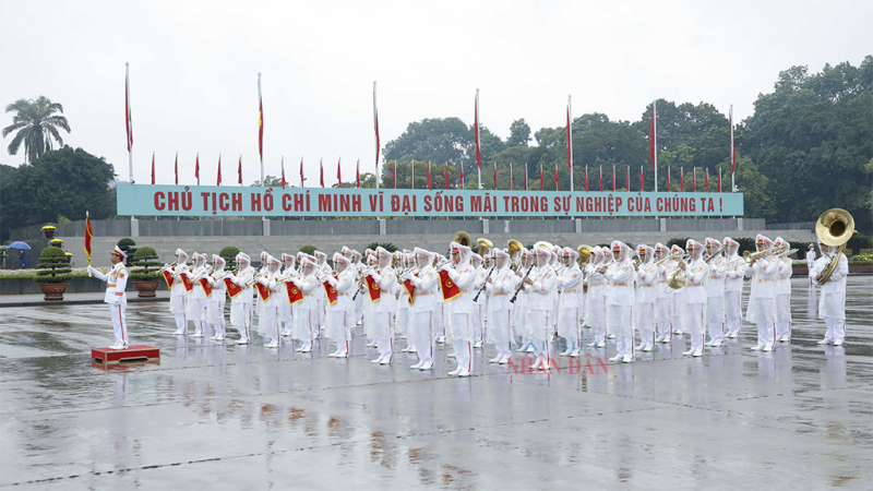 Lãnh đạo Đảng, Nhà nước và các đại biểu Quốc hội vào viếng Lăng viếng Chủ tịch Hồ Chí Minh trước giờ khai mạc Kỳ họp thứ Tư -1