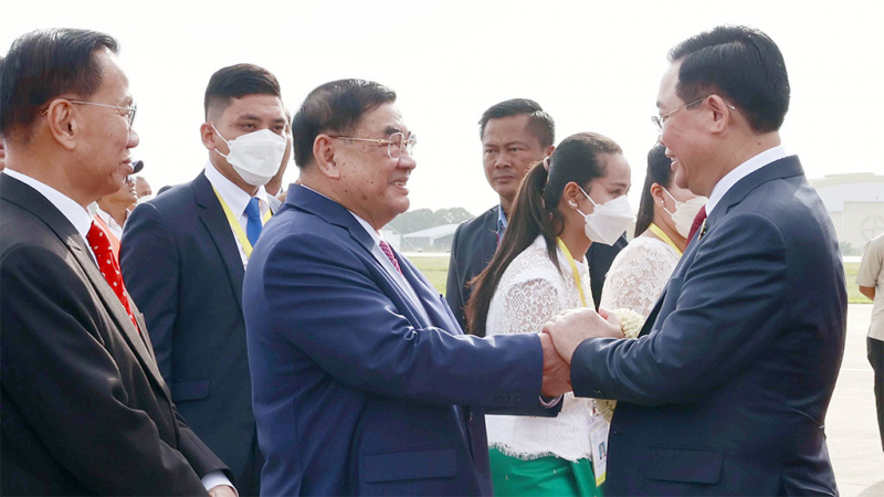 Chủ tịch Quốc hội Vương Đình Huệ đến Thủ đô Phnôm Pênh, bắt đầu thăm chính thức Vương quốc Campuchia và tham dự Đại hội đồng AIPA - 43 -0