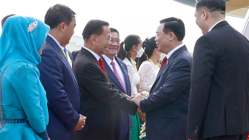 Chủ tịch Quốc hội Vương Đình Huệ đến Thủ đô Phnôm Pênh, bắt đầu thăm chính thức Vương quốc Campuchia và tham dự Đại hội đồng AIPA - 43 -1