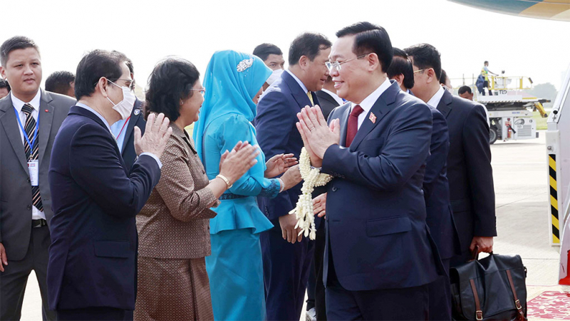 Chủ tịch Quốc hội Vương Đình Huệ đến Thủ đô Phnôm Pênh, bắt đầu thăm chính thức Vương quốc Campuchia và tham dự Đại hội đồng AIPA - 43 -3