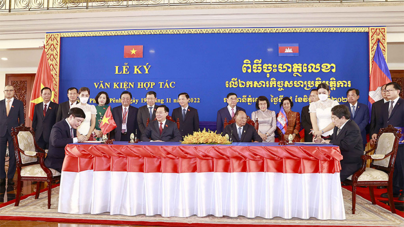 Chủ tịch Quốc hội Vương Đình Huệ và Chủ tịch Quốc hội Heng Samrin ký biên bản ghi nhớ thúc đẩy quan hệ hợp tác và đối tác giữa Quốc hội hai nước
