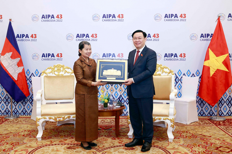 Chủ tịch Quốc hội Vương Đình Huệ tiếp Phó Thủ tướng Campuchia -0
