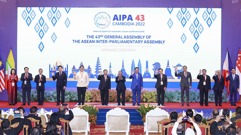 Chủ tịch Quốc hội Vương Đình Huệ thăm chính thức Vương quốc Campuchia và tham dự AIPA-43