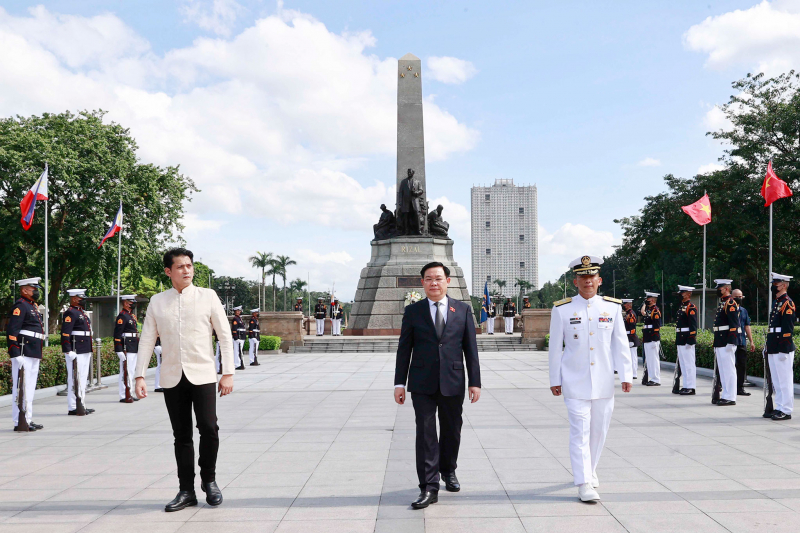 Chủ tịch Quốc hội Vương Đình Huệ dâng hoa Tượng đài Bác Hồ tại Philippines -0