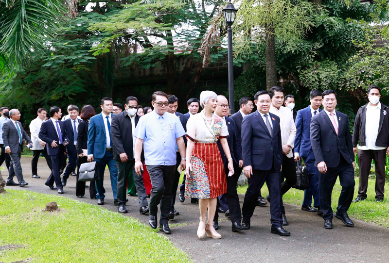 Chủ tịch Quốc hội Vương Đình Huệ dâng hoa Tượng đài Bác Hồ tại Philippines -0