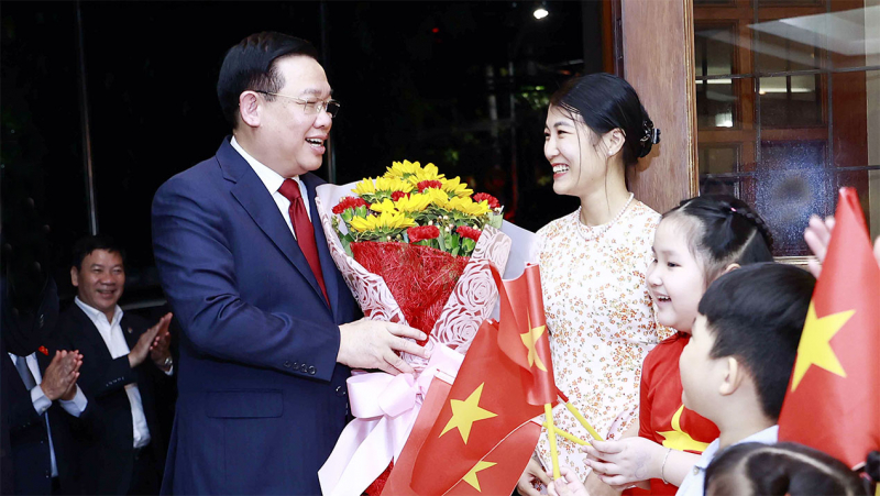 Chủ tịch Quốc hội Vương Đình Huệ thăm Đại sứ quán Việt Nam tại Philippines -7