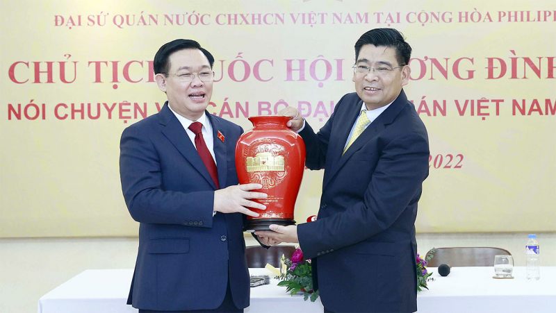 Chủ tịch Quốc hội Vương Đình Huệ thăm Đại sứ quán Việt Nam tại Philippines -4