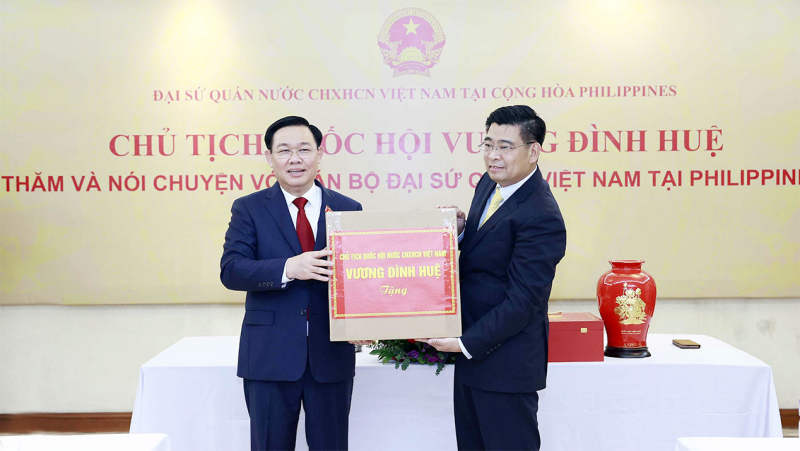 Chủ tịch Quốc hội Vương Đình Huệ thăm Đại sứ quán Việt Nam tại Philippines -5
