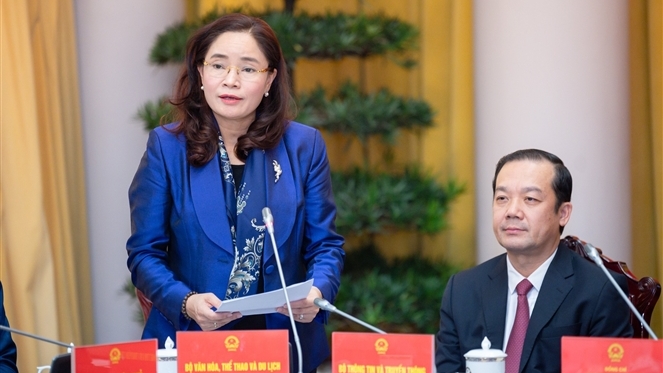 Thứ trưởng Bộ Văn hoá, Thể thao và Du Lịch Trịnh Thị Thuỷ trình bày những điểm mới của Luật Phòng, chống bạo lực gia đình năm 2022