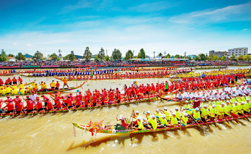 Đua ghe Ngo - lễ hội mang đậm văn hóa đặc trưng của đồng bào Khmer ở đồng bằng sông Cửu Long - Nguồn: phuhunglife.com