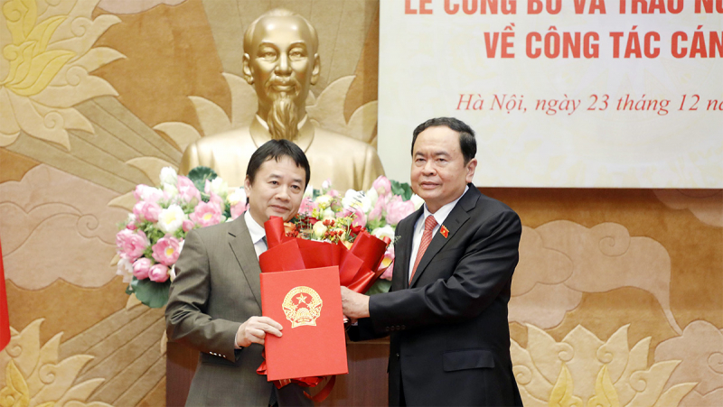 Phó Chủ tịch Thường trực Quốc hội Trần Thanh Mẫn dự lễ công bố và trao Nghị quyết về công tác cán bộ -3