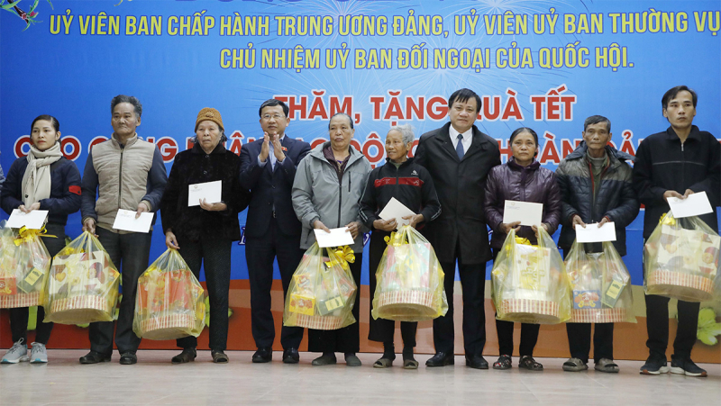 Chủ nhiệm Ủy ban Đối ngoại Vũ Hải Hà thăm, tặng quà Tết công nhân lao động, hộ nghèo, gia đình chính sách tỉnh Nam Định -0