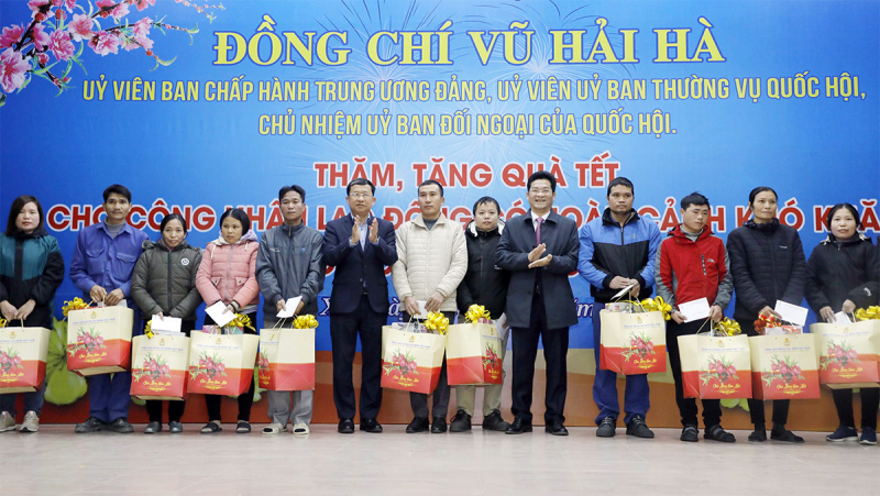 Chủ nhiệm Ủy ban Đối ngoại Vũ Hải Hà thăm, tặng quà Tết công nhân lao động, hộ nghèo, gia đình chính sách tỉnh Nam Định -1